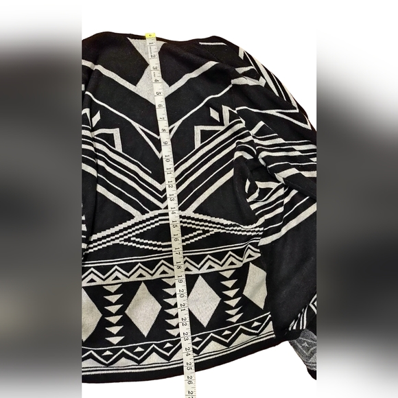 Black and White Waterfall Torrid Cardigan Size 0 - Picture 10 of 11